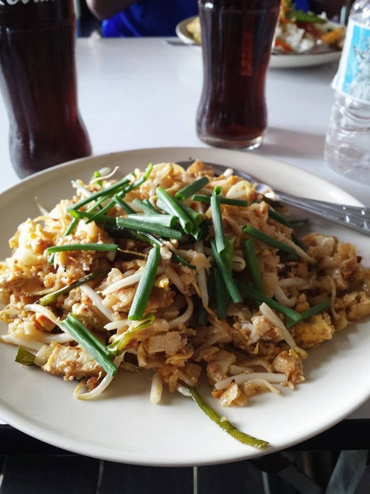 A plate of Thai food