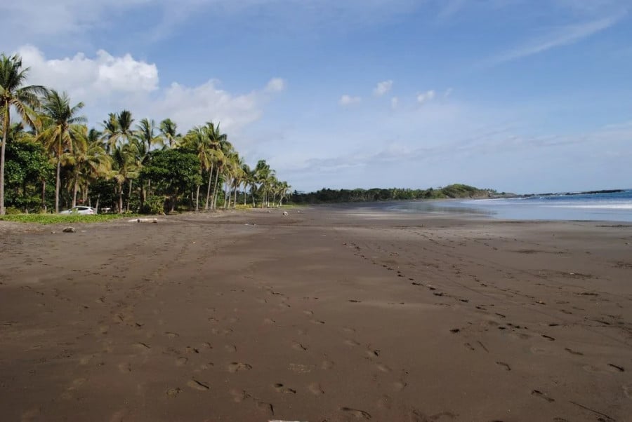 Footprints on a Costa Rican beach