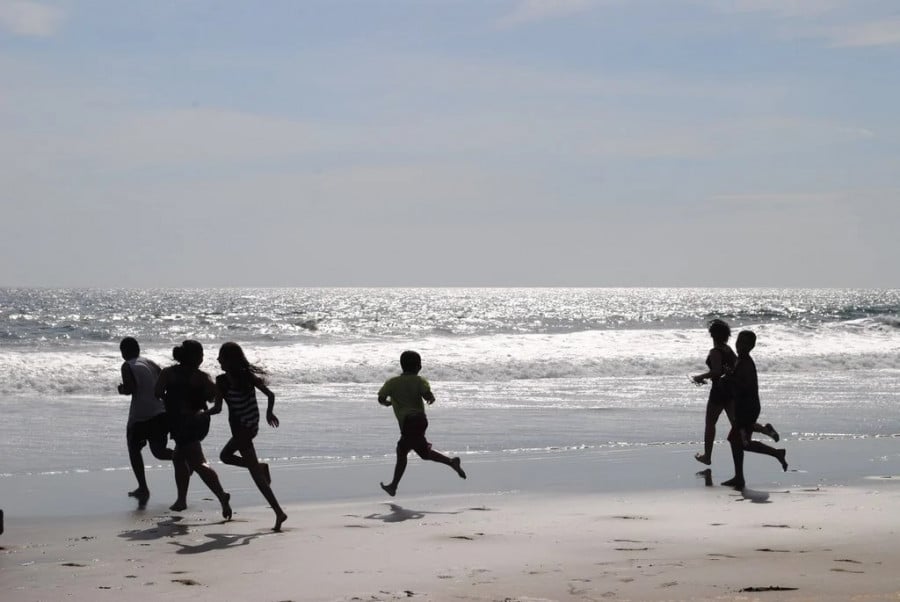 Kids running on a Costa Rican breach