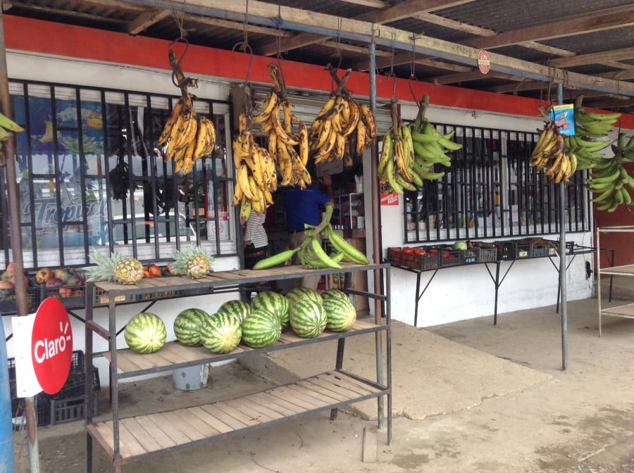 A Costa Rican shop with fruit displayed outside