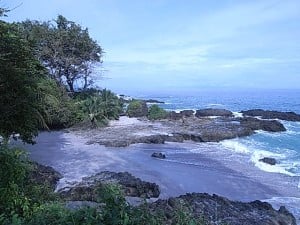 A Cosa Rican shoreline with crashing waves
